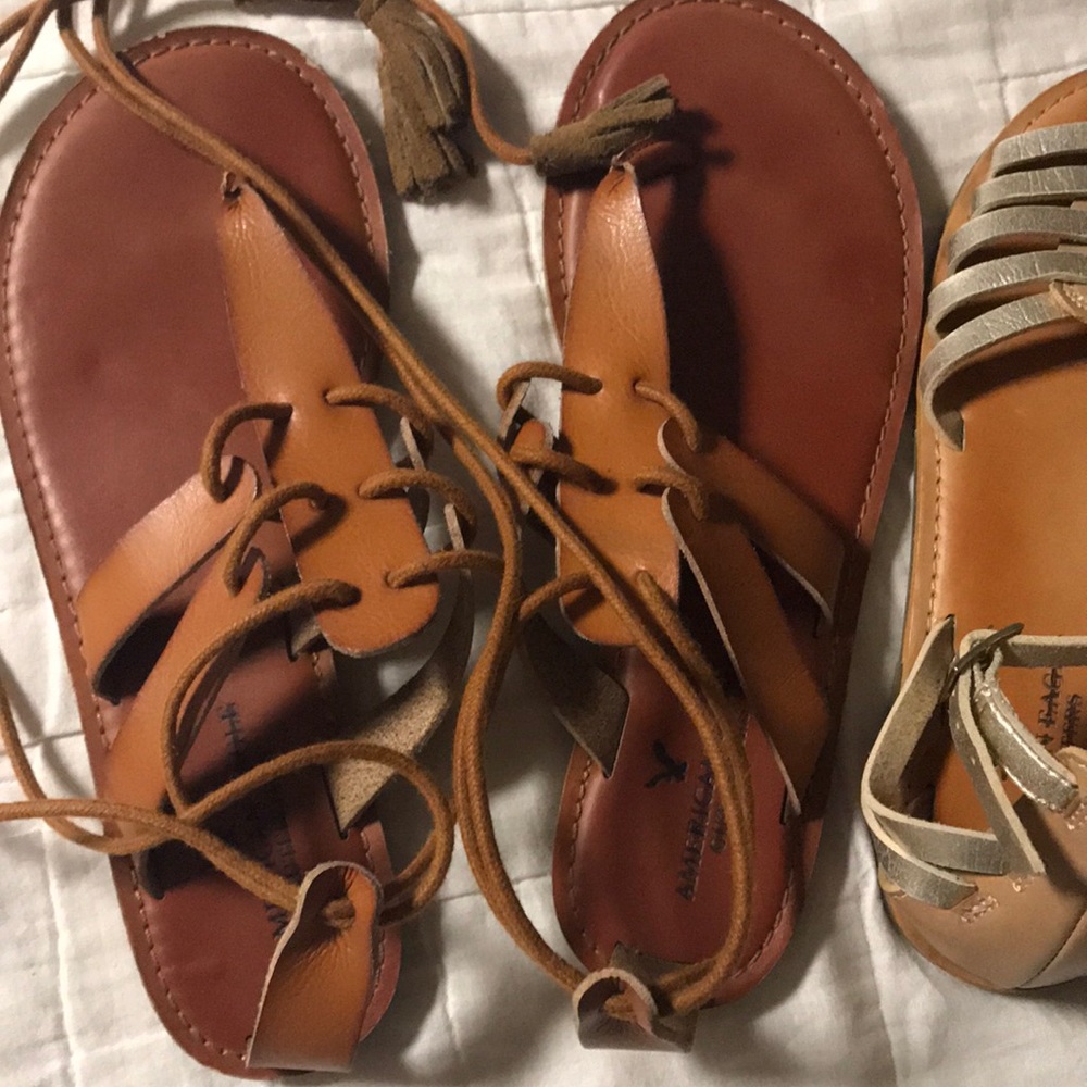 2 pairs of American Eagle sandals - Picture 2 of 3